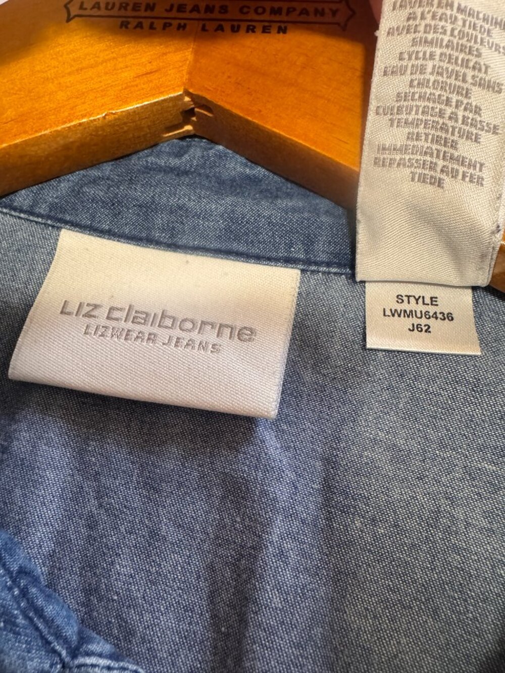 Liz Claiborne LizWear Chambray Hidden Button Ruched Shirt Women's XL Blue - Picture 7 of 10